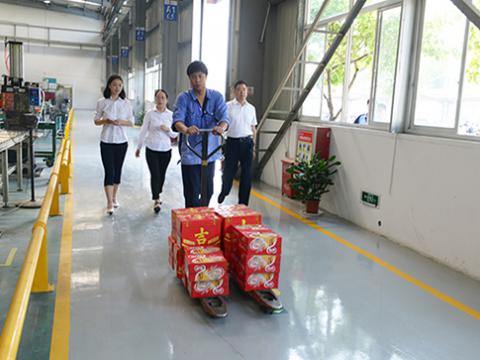 9888拉斯维加斯官网集团工会开展“夏日送清凉”活动